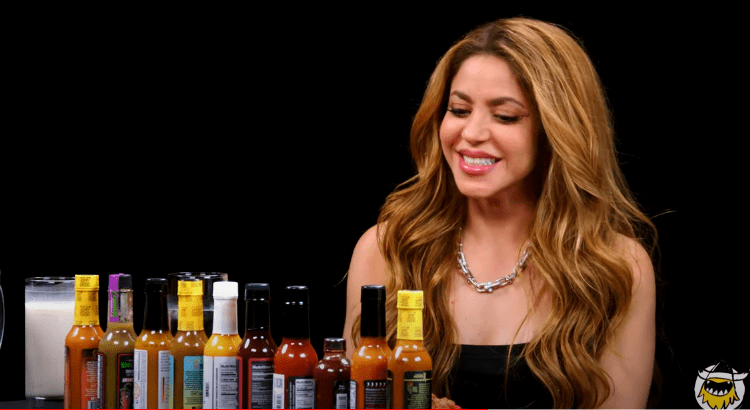  Shakira completó el reto de probar todas las salsas picantes